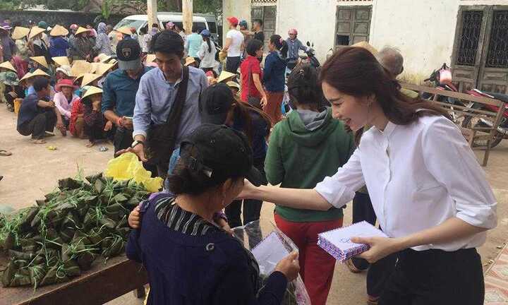 Hoa hậu Đặng Thu Thảo âm thầm về vùng lũ trao quà cho bà con