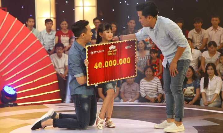 Trấn Thành quỳ lạy bái phục thí sinh 6 tuổi 'ẵm gọn' 40 triệu đồng