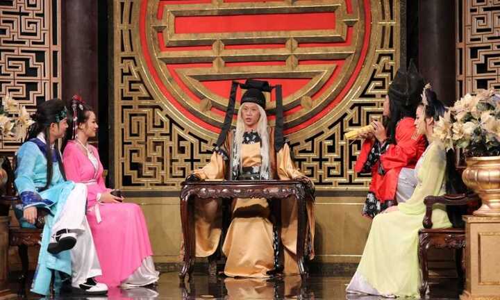 'Mama tổng quản' Hoài Linh bị Trúc Nhân dè bỉu nhan sắc