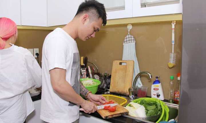Khắc Việt vào bếp nấu ăn cho em trai trước khi làm 'đám cưới'