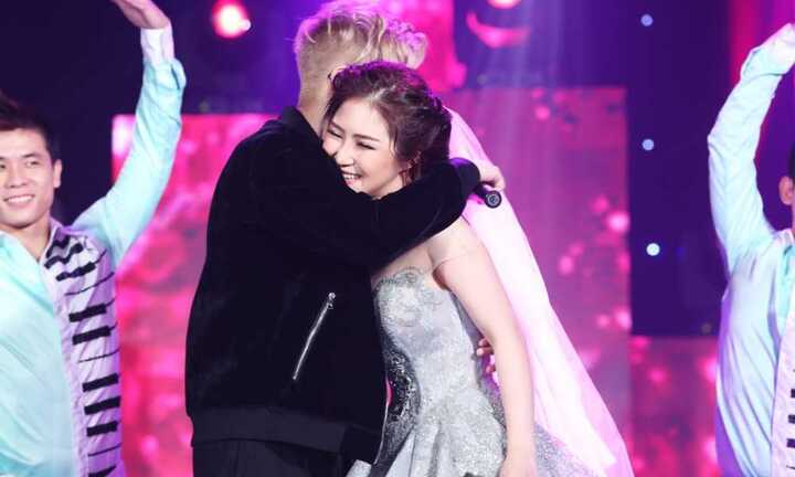 Bùi Anh Tuấn ôm hôn tình cũ Hương Tràm ngay trên sân khấu