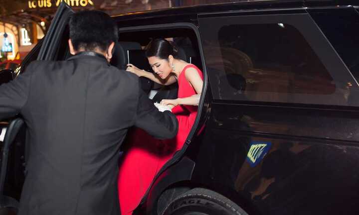 Siêu mẫu Thu Hằng đi siêu xe chục tỷ đến sự kiện
