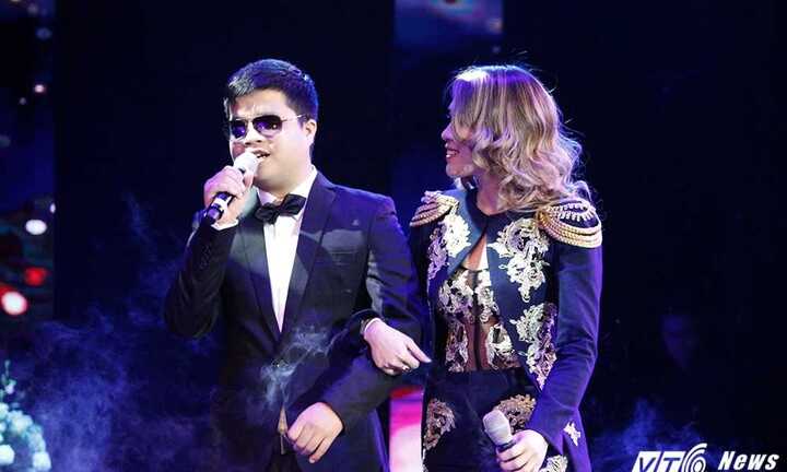 Mỹ Tâm mời chàng trai khiếm thị hát rong biểu diễn trong đêm nhạc