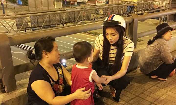 Hoa hậu Kỳ Duyên đi xe máy phát quà từ thiện lúc nửa đêm