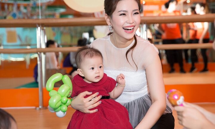 Ngỡ ngàng với vóc dáng gọn gàng quyến rũ sau sinh của Á hậu Diễm Trang