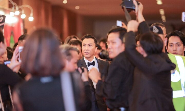 Giữa tâm bão, Chân Tử Đan sang Malaysia dự thảm đỏ cùng Hồng Ánh