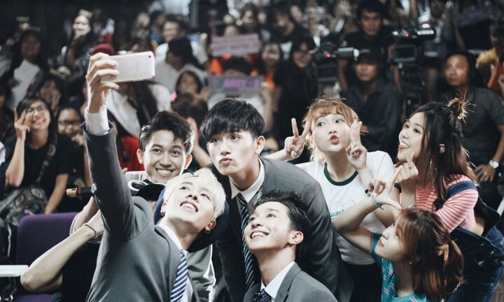 Kỷ niệm 1 năm hoạt động, Monstar được fan tặng sao trên trời