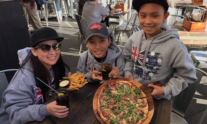 Hồ Văn Cường lần đầu xuất ngoại lưu diễn cùng mẹ Phi Nhung