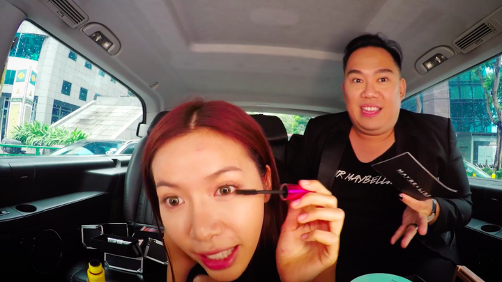 Video: Minh Tú vừa trang điểm vừa ‘bắn’ tiếng Anh gây sốt