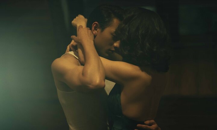 Fan ‘phát sốt’ với cảnh quay thân mật của Isaac và bạn diễn