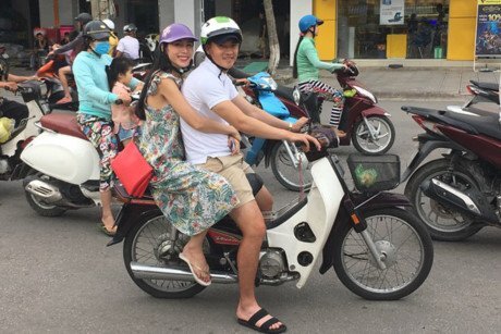 Công Vinh đi dép lê, chở Thuỷ Tiên đi làm từ thiện khiến dân mạng thích thú
