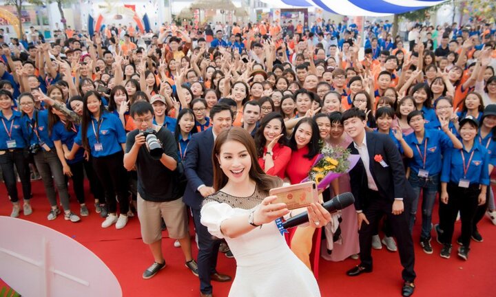 Phạm Hương hào hứng nhảy tập thể cùng hàng nghìn sinh viên Hà Nội