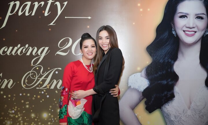 Hồ Ngọc Hà vội vã đến chúc mừng ‘Nữ hoàng Kim cương’ Đinh Hiền Anh