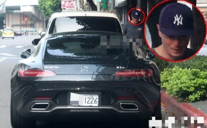 Tậu siêu xe mới trị giá 28 tỷ, Hoắc Kiến Hoa lộ khoảnh khắc 'quê độ' khi chưa quen mở cửa xe