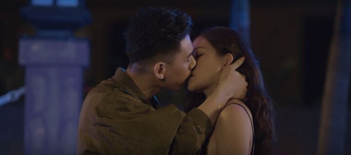 Trở lại với hình ảnh nam tính, Đại Nhân hôn người yêu say đắm