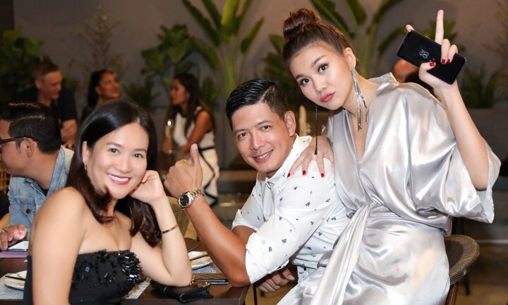 Lịch trình bận rộn, Thanh Hằng vẫn đẹp rạng rỡ trong ngày trở thành bà chủ