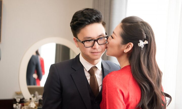 Á hậu Tú Anh và chồng thiếu gia nắm chặt tay, hôn nhau tình tứ