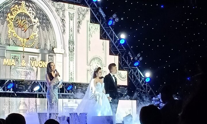 MiA nắm tay chồng tuyên bố trong lễ cưới: 'Mọi người ơi em có vợ rồi'