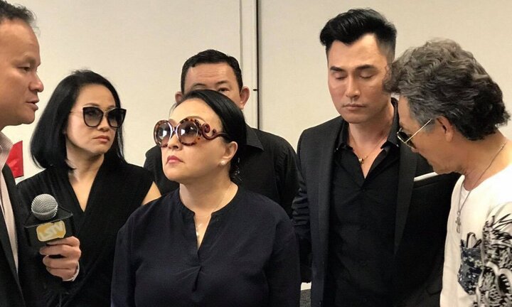 Vợ chồng danh ca Hương Lan cùng nhiều sao Việt đến viếng Anh Vũ ở Mỹ