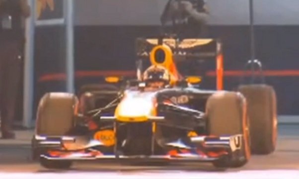 David Coulthard lái chiếc RB7 trên đường phố Hà Nội