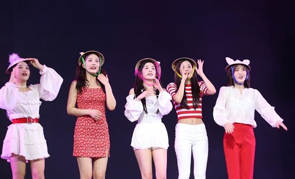 Red Velvet cực sexy trên sân khấu, hứa trở lại Việt Nam tổ chức concert
