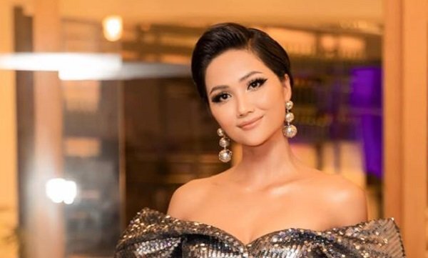 Bị chê giả tạo, không ưa nổi kiểu cười há miệng, H’Hen Niê đáp trả