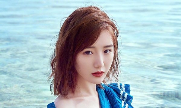 Sao nữ Trung Quốc xinh đẹp bị bố ném vào thùng rác, bạn trai phản bội