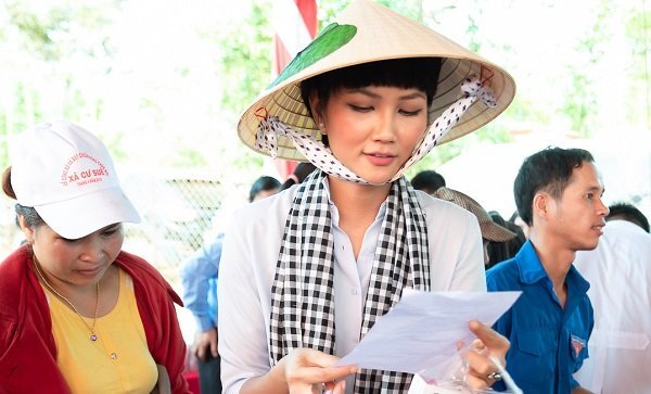 H’Hen Niê giản dị đội nón lá phát thuốc cho người dân nghèo