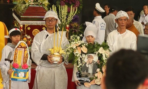 NSƯT Thành Lộc, Kiều Trinh bật khóc tiễn đưa cố nghệ sĩ Lê Bình về đất mẹ