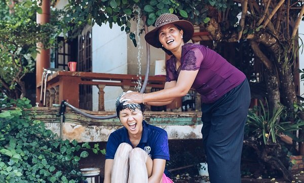 H’Hen Niê cười rạng rỡ khi được trở lại thời thơ ấu, đùa nghịch với mẹ