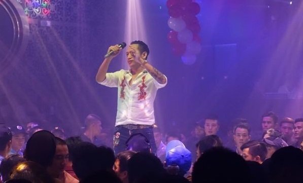 Duy Mạnh bị cùi chỏ vào mặt và những lần sao Việt chạm trán fan côn đồ