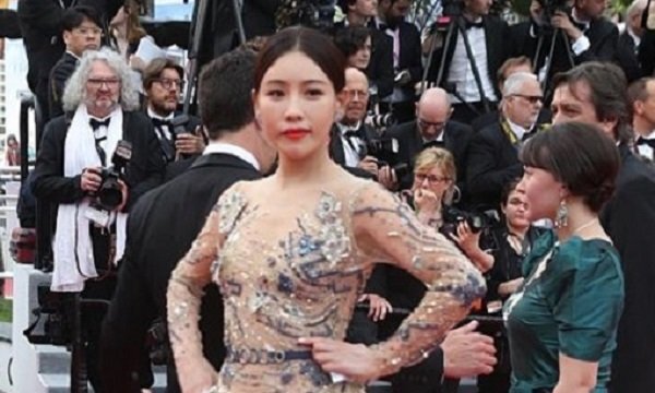 Sao nữ Trung Quốc giả điếc khi bị 'đuổi khéo' trên thảm đỏ Cannes
