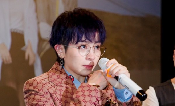 Gil Lê khóc không ngừng, tiết lộ quãng thời gian khó khăn khi đi hát