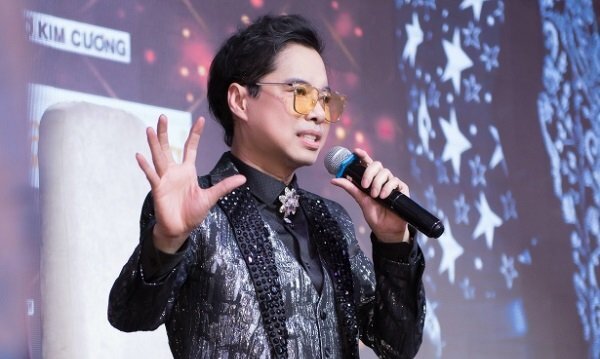 Danh ca Ngọc Sơn hát hit của Alan Walker, trình diễn vũ đạo LED sôi động