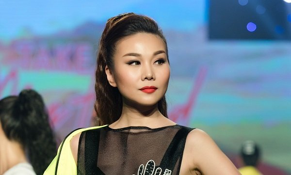 Siêu mẫu Thanh Hằng lạnh lùng, sải bước đầy quyến rũ khi làm vedette