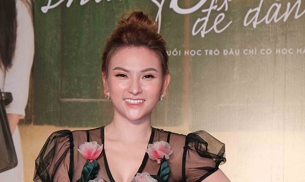 Thu Thủy xinh đẹp rạng rỡ đến chúc mừng đạo diễn Lê Hà Nguyên