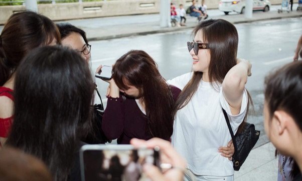 Người hâm mộ bật khóc, chia tay Hương Tràm sang Mỹ du học