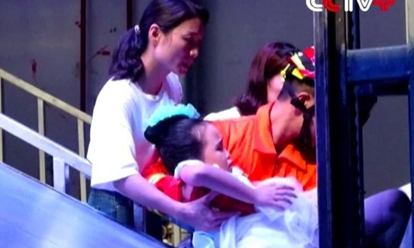 Tai nạn sập sân khấu khiến một bé gái thiệt mạng và 14 người bị thương