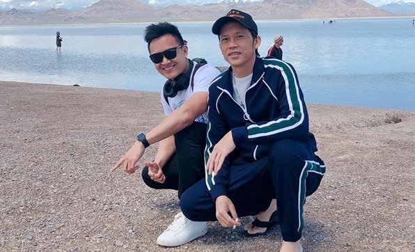 NSƯT Hoài Linh giản dị, mang dép xỏ ngón đi du lịch cùng con trai tại Mỹ