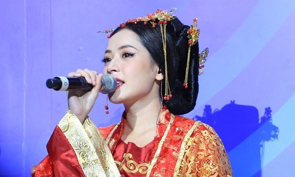 Chi Pu bật khóc nức nở khi nhận được chiếc cúp đầu tiên sau gần 2 năm đi hát