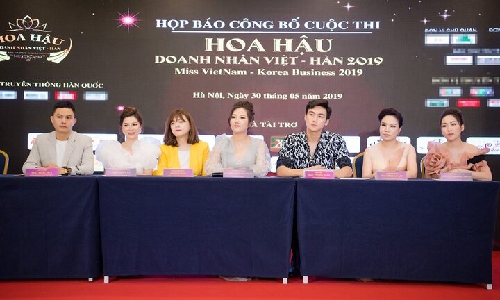 Hoa hậu Đỗ Mỹ Linh, nữ doanh nhân Trần Thiên Lý cùng ngồi ghế nóng cuộc thi ‘Hoa hậu Doanh nhân Việt – Hàn 2019’