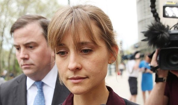 Sao nữ 'Smallville' từng ép nạn nhân giảm cân để phục vụ tình dục