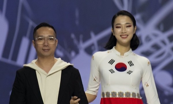 Hoa hậu Nhân ái Thủy Tiên rạng rỡ trong thiết kế áo dài của Đỗ Trịnh Hoài Nam