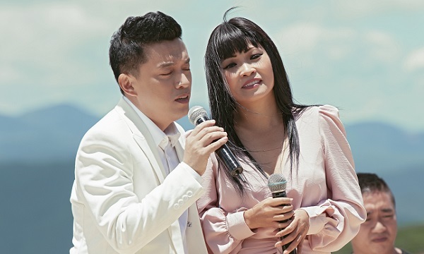 Phương Thanh: ‘Lam Trường chiều fan đến mức bị ngắt, nhéo bầm tím người vẫn đứng yên'