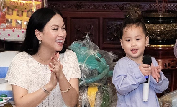 Về nước chỉ vài ngày, ca sĩ tỷ phú Hà Phương vẫn đưa các con đi làm từ thiện