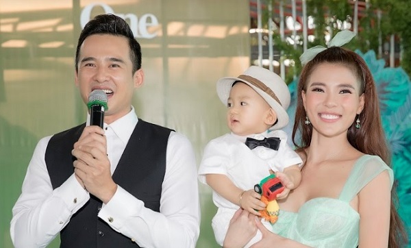 Vợ chồng Thúy Diễm – Lương Thế Thành xúc động trong tiệc sinh nhật 1 tuổi của con trai