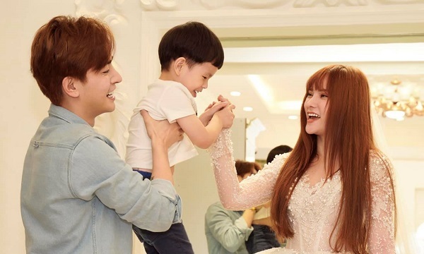 Thu Thủy hạnh phúc khi được người yêu kém tuổi và con trai đưa đi thử váy cưới