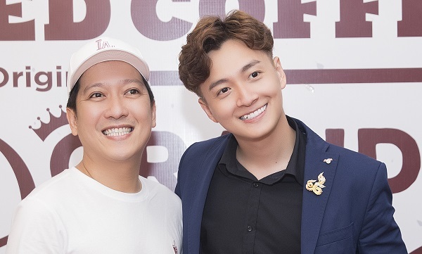 Trường Giang lẻ bóng đến chúc mừng Ngô Kiến Huy lấn sân kinh doanh