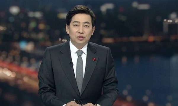 Phát thanh viên kỳ cựu của Hàn bị bắt khi chụp lén dưới váy phụ nữ