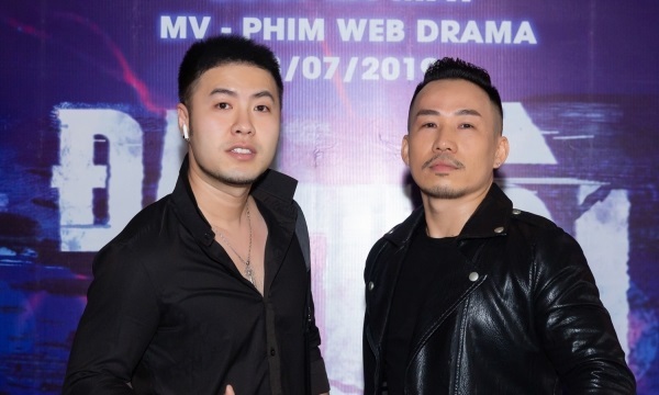 Akira Phan xuất hiện với vẻ ngoài lạ lẫm, đến chúc mừng bạn cũ ra mắt phim